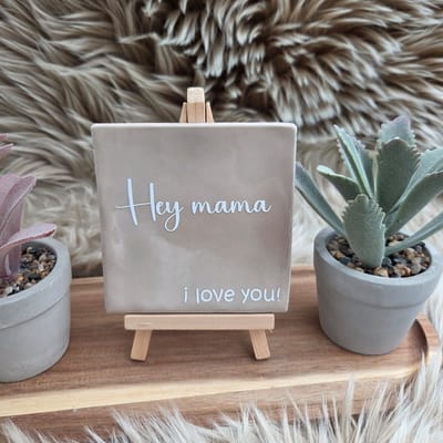 Robuust Wenstegeltje Hey mama i love you – Hip trendy tegeltje – Handmade – Moederdag – Kraamcadeau – Cadeau voor mama – Keramiek – 10x10 cm – Wanddecoratie –Sfeervol en Persoonlijk - Vriend(in) – Trendy nu – Origineel cadeau