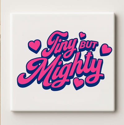 Tiny But Mighty Keramische Tegel 15x15 cm – Inspirerend Roze-Blauw Ontwerp – Motiverende Wanddecoratie Cadeau voor Vrouwen & Meisjes