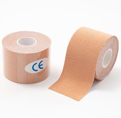 Twee rollen beige huidskleurige afplaktape voor tatoeages – 7,5 cm breed en 5 meter per rol, water- en zweetbestendig en zelf knipbaar