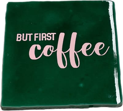 Hippe tegeltje met tekst: But first coffee | Dennengroen met pastel roze | Gepersonaliseerde cadeau | Hippe Spreuktegel | Nieuwe woning cadeau | Housewarming cadeau | Quote tegeltje met Koffie coffee