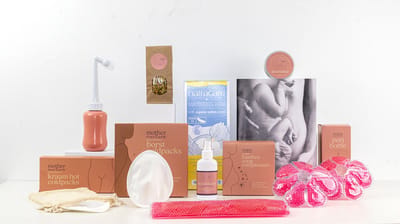Postpartumbox Core - Kraampakket voor Sneller Herstel na Bevalling - 9 producten - Verzorgingspakket Kraamtijd - 100% Natuurlijke Essentials - o.a Peri Bottle - Coolpacks - Witch Hazel - Zoogcompressen - Shea butter - Kamille en veel meer
