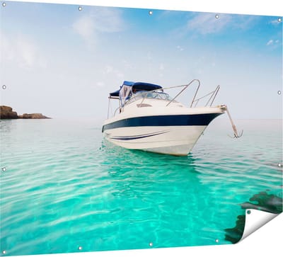 Gards Tuinposter Motorboot aan het Strand met Blauw Water - 160x120 cm - Tuindoek - Tuindecoratie - Wanddecoratie buiten - Tuinschilderij
