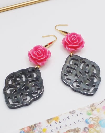 Jeannette-Creatief® - Resin - Pink Roses - Oorbellen met bloemen - Oorbellen met Rozen - Roze Rozen - Fuchsia Oorbellen - Zwarte Oorbellen - Oorbellen Dames - Dames oorbellen - Rozen - Valentijn - Moederdag