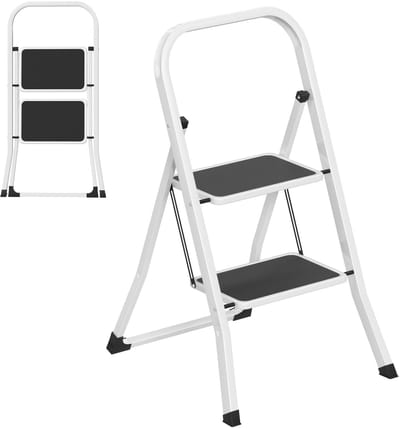 Inklapbare opstapladder 2 treden, robuuste metalen huishoudtrap met extra brede antislip treden, veiligheidsleuning & vloerbeschermende rubberdoppen