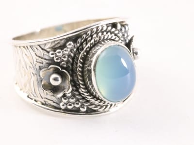 Bewerkte zilveren ring met blauwe chalcedoon - maat 18