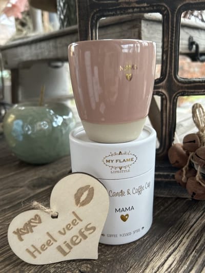 Creaties van Hier – Geurkaars in koffiekop Mama met houten hartje – 8 cm – Coffee Kissed Spice