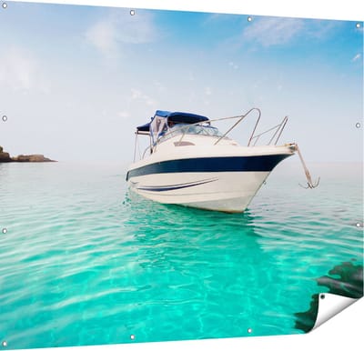 Gards Tuinposter Motorboot aan het Strand met Blauw Water - 150x120 cm - Tuindoek - Tuindecoratie - Wanddecoratie buiten - Tuinschilderij