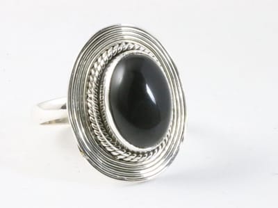 Bewerkte ovale zilveren ring met onyx - maat 18.5
