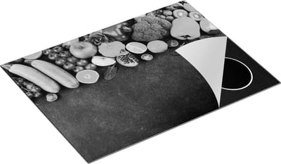 Chefcare Inductie Beschermer Groente en Fruit op Zwarte Marmer - Zwart Wit - 70x50 cm - Afdekplaat Inductie - Kookplaat Beschermer - Inductie Mat