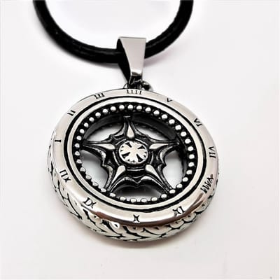 Stoer edelstaal wiel met romeinse cijfer hanger op zwart 60 cm leer ketting.