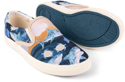 Inkkas Apex dames Vegan Slip On – comfortabele slip-on sneaker met haaien- & golfprint – koele blauw/beige tinten – lichtgewicht & 100% Vegan, maat 40