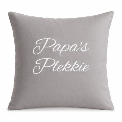 Kussen Kussenhoes met tekst bedrukt cadeau tekstbord plekje papa| papa’s plekkie lichtgrijs met opdruk wit | 40x40 cm | Vaderdag verjaardag man voor de liefste aanstaande vader geboorte baby zwangerschap aankondiging bekendmaking
