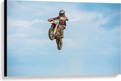 Canvas  - Motorcrosser in de Lucht - 90x60cm Foto op Canvas Schilderij (Wanddecoratie op Canvas)