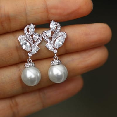 Boucles d'oreilles à fleurs en Imitation de perles pour femmes, bijoux féminins élégants et polyvalents avec zircone cubique éblouissante brown