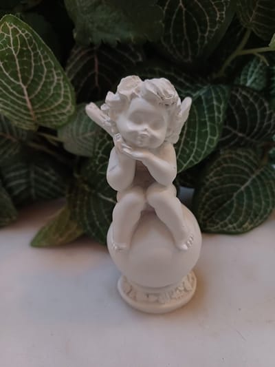 Beeld engeltje op bol 9cmHx4cmBx4cmL Polyresin