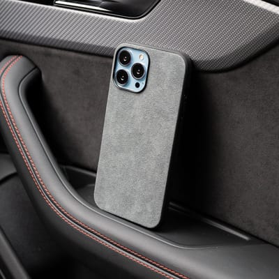 Coverzs Alcantara & TPU Magneet hoesje geschikt voor iPhone 14 Pro Max hoesje - kunstleren telefoonhoesje - kwalitatieve backcover - duurzaam Alcantara kunstleren materiaal - telefoonhoesje met camerabumper (grijs)