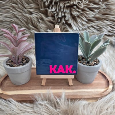 Robuust Wenstegeltje “KAK.” – 10X10CM – Humoristisch Cadeau – Trendy nu – Cadeau voor Nieuwe Woning, Housewarming of voor vriend(in) – Sfeervol en Persoonlijk – Zomaar - Wc decoratie – Decoratief Tegeltje met Standaard – Cadeau Idee