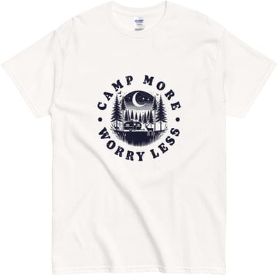 Outdoor T-shirt met Quote - Camp More Worry Less - Kampeer Ontwerp - Vrouwen en Mannen - Wit - S