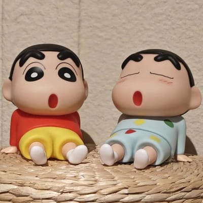 Figurines Crayon Shin-Chan Support de Téléphone Kawaii Anime Ornements de Bureau Dessin Animé Regarder la Télévision Support de Téléphone Décorations de Poupées Mignonnes