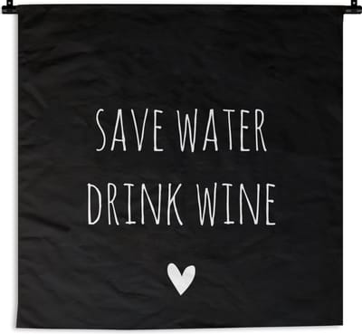 Wandkleed - Wanddoek - Engelse quote "Save water drink wine" met een hartje op een zwarte achtergrond - 90x90 cm - Wandtapijt