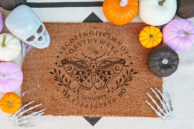 Ouija Doormat Mystical Witchy Hello | 90x60 cm | Nieuwe huis cadeau | Ingangsmat | Deurmat met stijl | Verhuizing cadeau | Praktisch & trendy | Perfect voor binnenkomst | Cadeau voor nieuwe woning