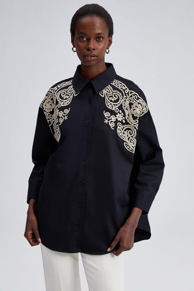 Touché Privé - Oversized blouse met borduursel aan de voorzijde - Zwart - Dames