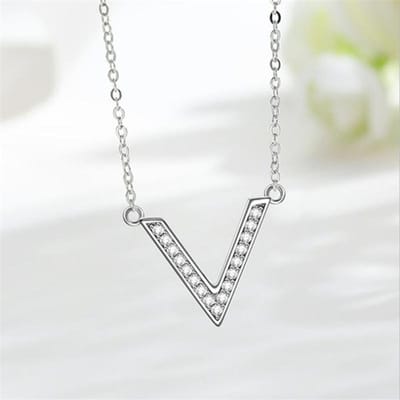 Nieuwe Persoonlijkheid Eenvoudige Letter V Vrouwelijk Verfijnd Volle Diamant 925 Sterling Zilver Sieraden Sleutelbeen Ketting Kettingen XL079 white