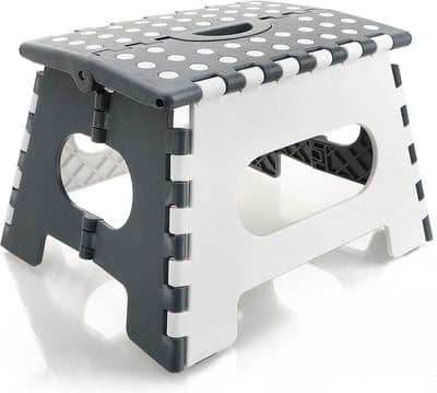 Opvouwbaar opstapje met rubberen noppen - Draagbaar opvouwbaar krukje met een draagvermogen tot 150 kg - Opvouwbaar opstapkrukje voor thuis en op kantoor (34,5x27x22cm wit/grijs)