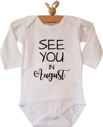 Baby Rompertje aankondiging zwangerschap Zwangerschapsaankondiging maand See you in August Augustus | Lange mouw | wit | maat 50/56 jongen meisje unisex | Cadeau voor de liefste aanstaande oma en opa mama papa oom tante | Bekendmaking zwangerschap