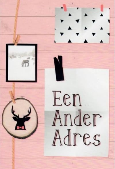 Een ander adres! Van harte gefeliciteerd. Een leuke kaart om naar iemand te sturen die net is verhuisd. Leuk om zo te geven of om bij een cadeau te voegen. Een dubbele wenskaart inclusief envelop en in folie verpakt.