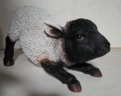 Liggend Lammetje – Realistisch Tuinbeeld – Polystone – 34 cm Lang