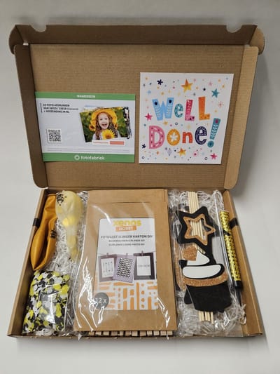 Foto Pret Pakket - Well Done met fotocadeaubon, mystery card met persoonlijke (video)boodschap en vele foto-feestartikelen | Verjaardag | Jubileum | Zomaar