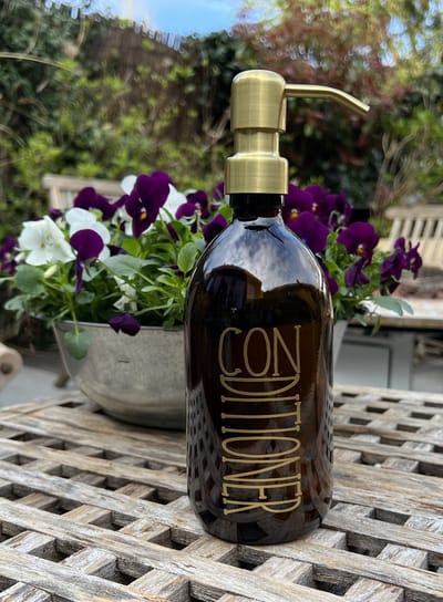 BBBLS® Design Dispenser "Conditioner" | Bruin Glas | 500ml | RVS / Metaal Pomp Goud | Zeeppomp | Zeepdispenser | Zeephouder