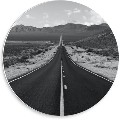 Forex Wandcirkel - Weg door Berglandschap (zwart/wit) - 30x30cm Foto op Wandcirkel (met ophangsysteem)