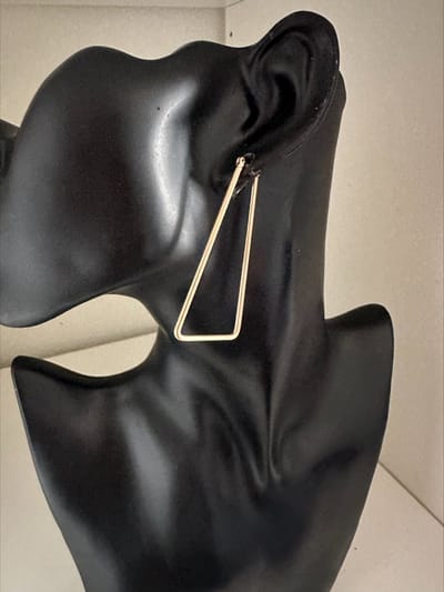 oorbel Triangle goudkleurig | Make up | Parfum | Moederdag | Verjaardagscadeau| Cadeautje| Valentijnsdag| Kado | sieraden | vaderdag | oorbellen | oorsieraden