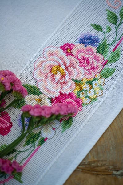 Vervaco - Aïda tafelkleed kit - Klassieke bloemen en vlinders - PN-0164423 - Borduren - Borduurpakket - Borduurpakket volwassenen - Borduurpakket kind