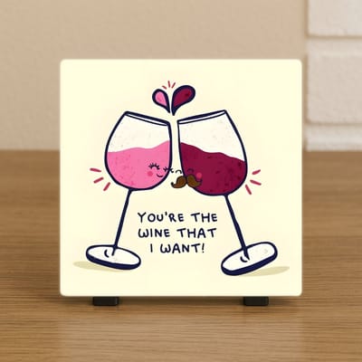 Wenstegeltje “You’re the Wine That I Want” – Wijn Decoratie – Spreuktegel – Stijlvolle Woondecoratie met Boodschap – Trendy nu– Hip trendy tegeltje – Cadeau – Zomaar – Deco - Valentijn – Decoratief Tegeltje met Standaard – Cadeau Idee