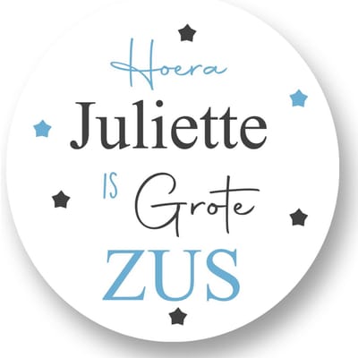 20x Sluitsticker Hoera `Naam` is grote Zus - Blauw - 40 mm - Geboorte Sticker - Sluitzegel - Sticker Geboortekaart Meisje - Baby nieuws - Trakteren Broer Zus Basisschool Kinderdagverblijf - Glossy - Sluitzegel - Wensetiket - RoNa Design
