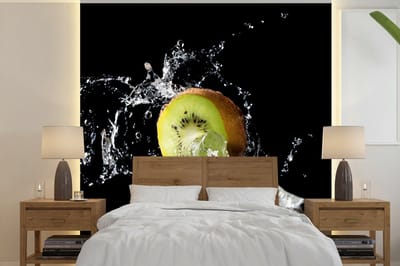 Behang - Fotobehang Kiwi - Fruit - Stilleven - Water - Zwart - Breedte 240 cm x hoogte 240 cm