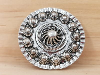 - Magneet - broche - elegant - Zeeuws knoop - antiek zilverkleur voor omslagdoek, sjaal en vest en als broche te sluiten zonder gaatjes te veroorzaken.