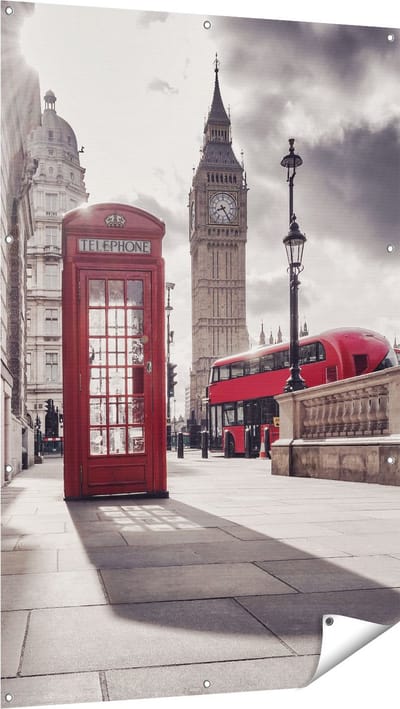 Gards Tuinposter Rode Telefooncel in Londen bij de Big Ben - 100x150 cm - Tuindoek - Tuindecoratie - Wanddecoratie buiten - Tuinschilderij