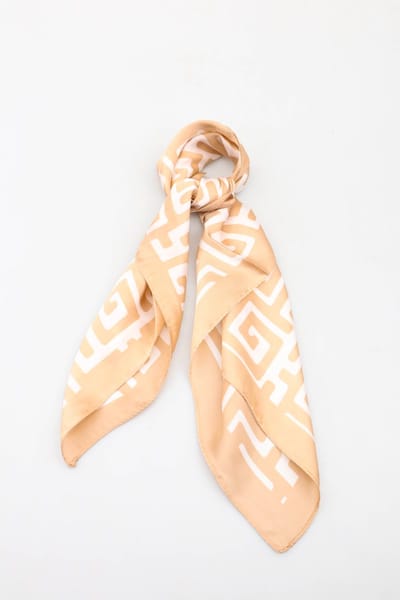 Dames neksjaal Wytske fantasiemotief beige wit 70x70