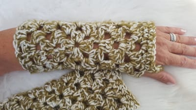 Handgemaakte vingerloze handschoenen / polswarmers in olijfgroen roomwit gemeleerd gehaakt. Maat L / XL