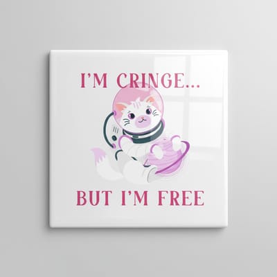 “I’m Cringe… But I’m Free” Ruimtekat Tegel 15×15 cm – Schattige Grappige Keramische Wanddecoratie & Cadeau