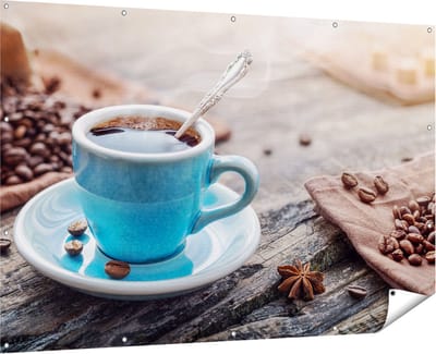 Gards Tuinposter Blauw Kopje Koffie met Koffiebonen - 180x120 cm - Tuindoek - Tuindecoratie - Wanddecoratie buiten - Tuinschilderij