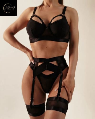 Sexy Lingerieset Dames – Sexy Lingerie – Erotische Lingerie Set – 4-delige Jarretelset – Zwart Satijn – Beugel BH – High Waist Lingerie – Boudoir Set – Chique – High End – Madam Hommard – Exclusief – Cadeau Set – Dare to Undress – XS, S, M, L, XL