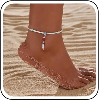 Elegante Bohemian enkelband met witte parels, zilveren veer en balparels voor de zomer en het strand, perfect als sieraden voor vrouwen