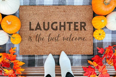 Laughter Is The Best Welcome | 60x40 cm | Nieuwe huis cadeau | Ingangsmat | Deurmat met stijl | Verhuizing cadeau | Praktisch & trendy | Perfect voor binnenkomst | Cadeau voor nieuwe woning