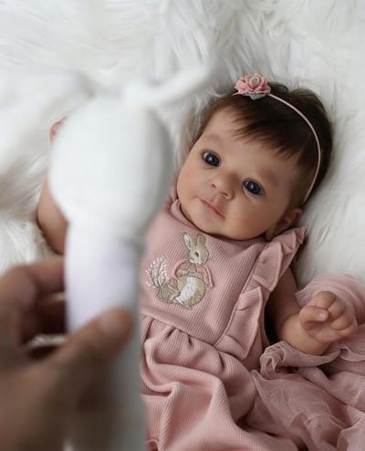 Herbruikbare Babypop - Levensgrote pop Realistische pop - Kinderen Spelen - Handgemaakt met vinyl - 48 cm - Roze outfits