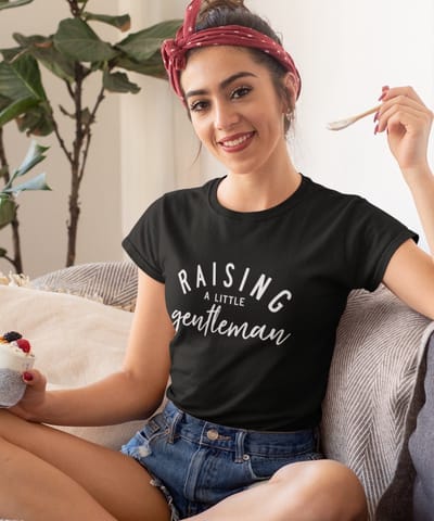 Moederdag T-shirt Raising A Little Gentleman | Zwart - Maat XS | Moederdag Cadeautje